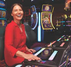 Layar mode gratis arenabocah menampilkan permainan slot dan meja kasino dengan saldo kredit virtual